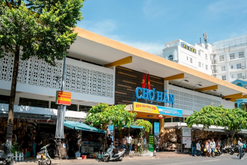Han Market Plaza blends traditional Vietnamese market culture with modern shopping conveniences